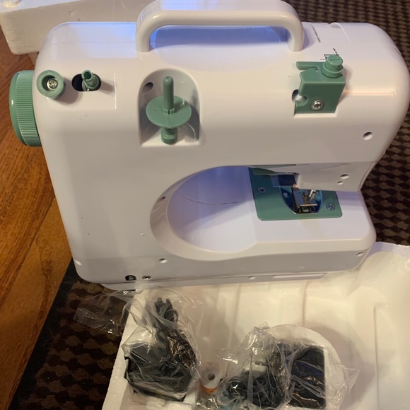 Singer quick fix sewing machine - Picture 7 of 8